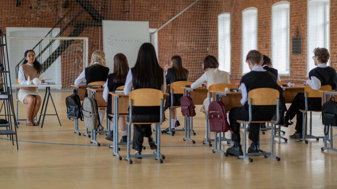 Espaço de sala de aula moderno mas tradicional na forma de organizar os alunos