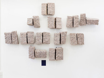 Mentre verso Oltremare, Il colore solleva la Pietra, 1995, 24 granite stones, paint, 23 x 12 x 10 in. (58.42 x 30.48 x 25.4
cm)