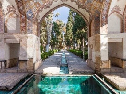 Il design dei giardini persiani è strettamente connesso al concetto di "Charbagh", un layout quadripartito attraversato da canali d'acqua che rappresentano i quattro fiumi del paradiso islamico. Giardino di Fin o Bagh-e Fin, Kashan, Iran