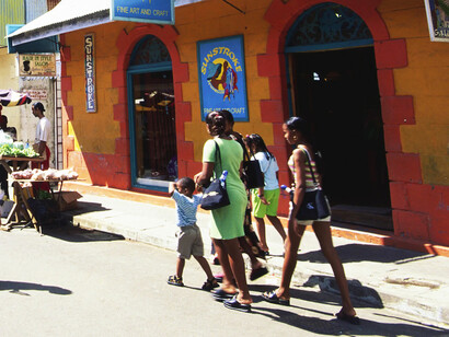 Donne e bambini per le strade di Victoria, Seychelles