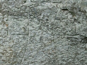 Cruces celtas y ruinas antiguas como St. Kevin’s Kitchen salpican el valle glacial. Glendalough, Irlanda
