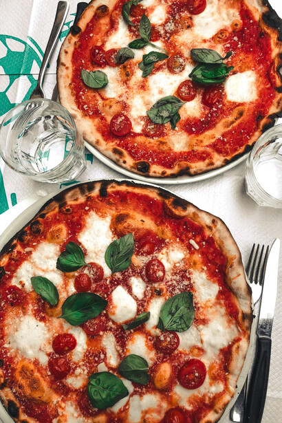 Explore os sabores exóticos da gastronomia venezuelana, influenciada por povos indígenas, africanos e espanhóis, com destaque para as famosas arepas e empanadas