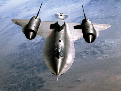 Un SR-71 della NASA, durante il primo volo sperimentale del Linear Aerospike SR-71 Experiment (LASRE) della Lockheed Martin, visibile sulla parte posteriore superiore della fusoliera. Il volo, avvenuto il 4 marzo 1998 trasportava un piccolo modello di aereo ipersonico con otto motori di spinta aerospike. L’SR-71, ha funzionato come una sorta di "galleria del vento volante" per sperimentare l’inviluppo aerodinamico del piccolo dimostratore.
Credit:NASA