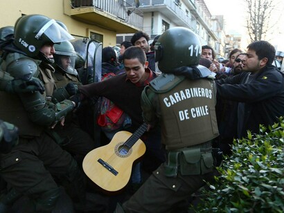 Los carabineros chilenos identifican y detienen a un joven
