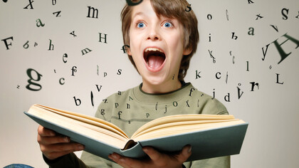 Un niño comprueba todo lo que puede salir de un libro