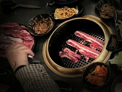 Mesa de restaurante coreano. Conservas e fermentados são alimentos super presentes nessa cultura e provavelmente você já ouviu falar no mais comum deles, o kimchi, um fermentado de acelga que é a base da gastronomia coreana. Com textura, acidez e picância, é delicioso e quem quer conhecer essa culinária precisa provar