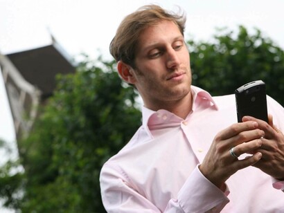 Un hombre consulta su teléfono móvil