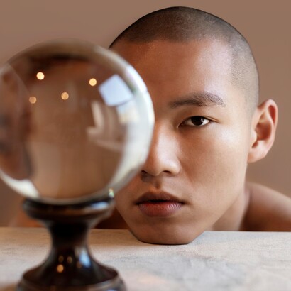 In alcune relazioni affettive, gli individui tendono ad adattare il proprio comportamento in base alle aspettative percepite del partner