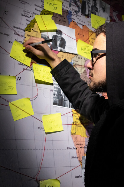 Mapa investigativo. Suas investigações minuciosas deram forma a uma narrativa complexa de influência encoberta