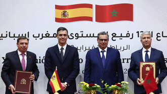 Pedro Sánchez y Aziz Akhannouch (al centro) en la Reunión de Alto nivel Marruecos-España, febrero de 2023