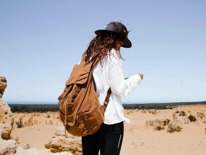 Apesar de sua enorme diversidade, a fauna da Austrália sofreu um duro golpe a cerca de 50.000 anos atrás, ainda que não se saiba ao certo o motivo, a data coincide com a chegada dos primeiros seres humanos ao continente, portanto a competição com os recém-chegados exploradores pode ter sido fatal. Os grandes animais foram desaparecendo em pouco tempo, os humanos trouxeram junto deles os dingos, predadores da família dos cães que ajudaram a prejudicar a fauna local, eventualmente substituindo os lobos-da-tasmânia como caçadores de cangurus

