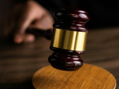 Hoje assistiu-se à prisão ilegal de um agente da Autoridade Tributária que saiu de sua casa deixando sua esposa e filhos rumo ao serviço e no exercício de suas funções foi obrigado a acatar uma ordem superior ilegal que ia contra os princípios do bom funcionamento da Administração Pública estatuída no país



