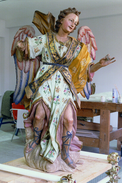 Calitri (Avellino), chiesa della SS. Annunziata, scultura lignea policroma del XVIII sec. raffigurante Angelo annunciatore, durante i restauri