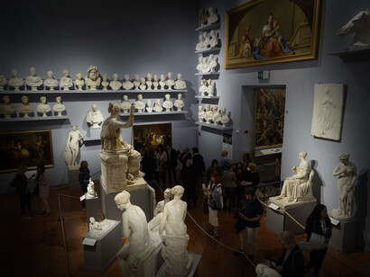 Sul celeste polvere risalta il candore dei gessi. L’allestimento della Gipsoteca rispetta l’idea di decenni fa di Sandra Pinto che, ispirandosi alle foto dello studio di Lorenzo Bartolini a Firenze, immaginò di ricreare l’atmosfera di un atelier di scultura ottocentesco