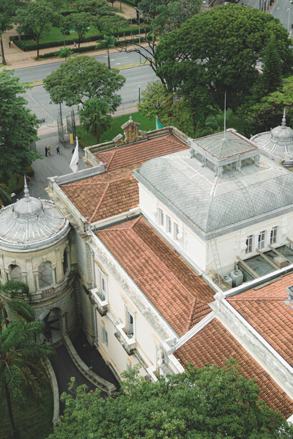 O Palácio da Liberdade é cercado de árvores e um imenso jardim de influência da arquitetura francesa, está localizado no centro histórico de Belo Horizonte, Minas Gerais, Brasil