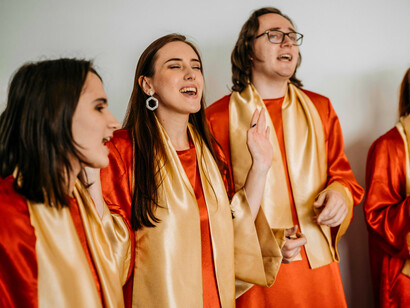 Las presentaciones de Soul Gospel Medellín destacan por su energía vibrante y voces que resuenan como un trueno en el pecho