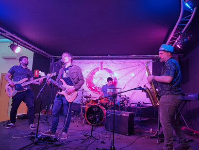 Varosha en el ensayo previo a su presentación en el bar Garazi