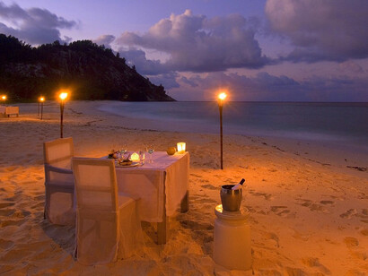 Cena al atardecer en una playa de Seychelles