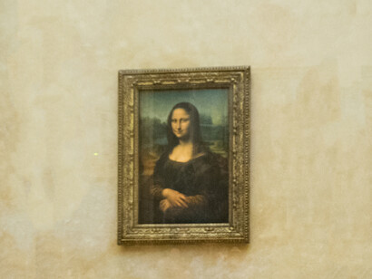 A obra de arte Monalisa, pintada por Leonardo Da Vinci entre os anos 1503 e 1506 está exposta no Museu do Louvre na cidade de Paris, França