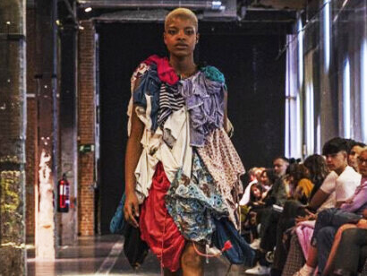 La moda regenerativa no se limita al medio ambiente; también aborda aspectos sociales. Muchos proyectos se desarrollan en colaboración con comunidades locales, proporcionando empleo justo, formación en nuevas técnicas y participación en cadenas de valor sostenibles