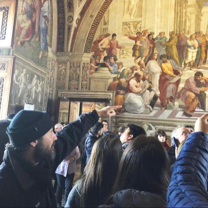 Jonathan Glück at the arch of Titus in the Roman Forums, Italy
