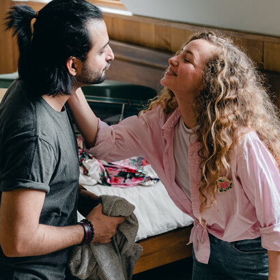 Casal sorri após projetarem o futuro a dois