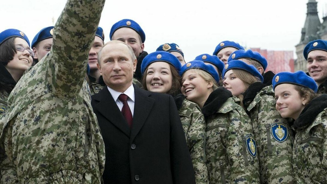 El presidente ruso Vladimir Putin rodeado de soldados de su país
