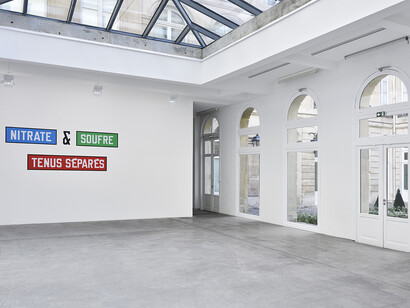 Vue de l’exposition, Lawrence Weiner, FOLDED WAVES VAGUES PLIEÉS, Galerie Marian Goodman, Paris, 2018
Crédit photo : Rebecca Fanuele
Copyright and Courtesy de l’artiste et Marian Goodman Gallery, New York, Paris, Londres