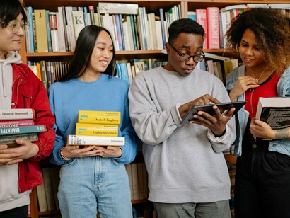 Essa proximidade de interesses literários, cria um vínculo de confiança e afinidades, que conquista os seus seguidores para os hábitos de leitura e de compartilhamento de experiências literárias.
Um outro aspecto a considerar, é o aumento da publicação de livros de livros independentes no Brasil, o que não sucedia a uns anos atrás no Brasil