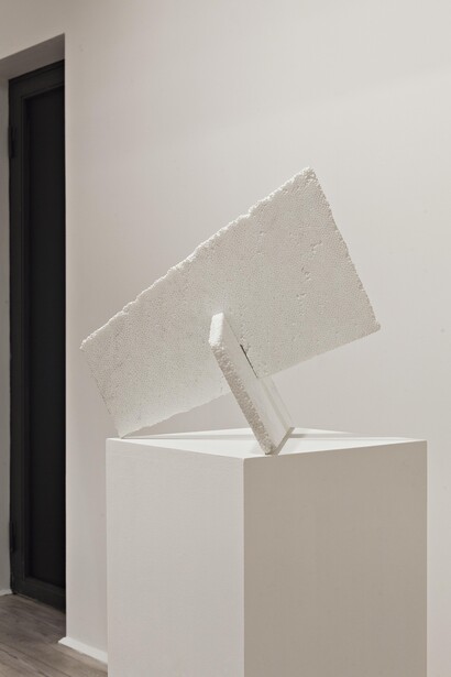 CROCE, 2015, marmo bianco, cm 50x44x44, courtesy Galleria Poggiali e Forconi