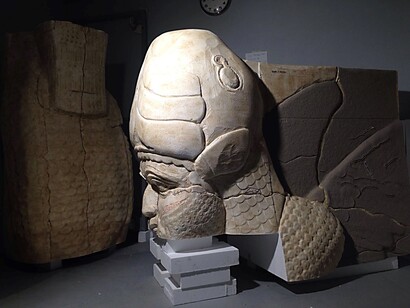 Toro androcefalo. Fase de preparación del revestimiento en piedra de los bloques. 
