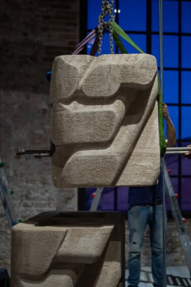 Anti-Ruin sostituisce la rigida e idealizzata finalità di uno stato originale con stati in evoluzione. Ogni frammento - o la sua assenza - crea un'opportunità di riconfigurazione, bilanciando l'intenzione con la mutazione e la crescita con la potatura. In questo modo si coltiva un mondo aggregato e divergente di antiruine intrecciate e sempre adattive. Ph Lloyd Lee