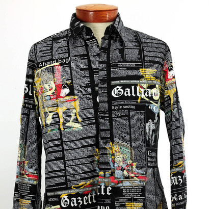 Camicia da uomo con un design di giornale, creata da John Galliano nel 2011
