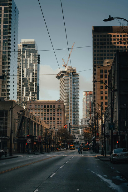 Como a tecnologia digital atual depende da exploração de recursos naturais e humanos