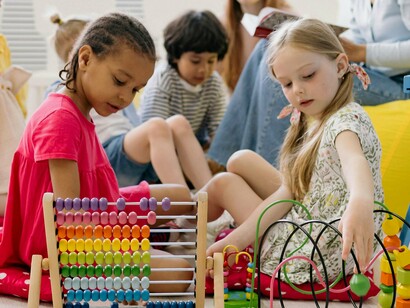Crianças aprendem com a ajuda jogos na escola. Ao contrário do aprendizado tradicional, que muitas vezes depende da repetição de tarefas e conceitos sem contexto, os jogos educacionais criam uma conexão direta com a vida cotidiana dos alunos. Quando as crianças participam de jogos que refletem situações da vida real, elas começam a entender a aplicação prática do que estão aprendendo