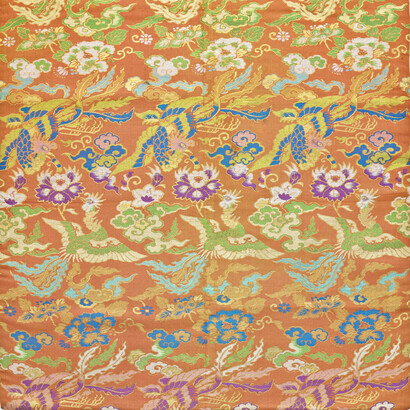 *Nishiki*. Rangées de phénix avec nuages et fleurs stylisés. Soie, lampas, fond sergé ; lamelles de papier doré. Fin époque d’Edo ou début Meiji, 1800-1900. CB-TJ-1927-30 © Copyright Fondation Baur, Genève 