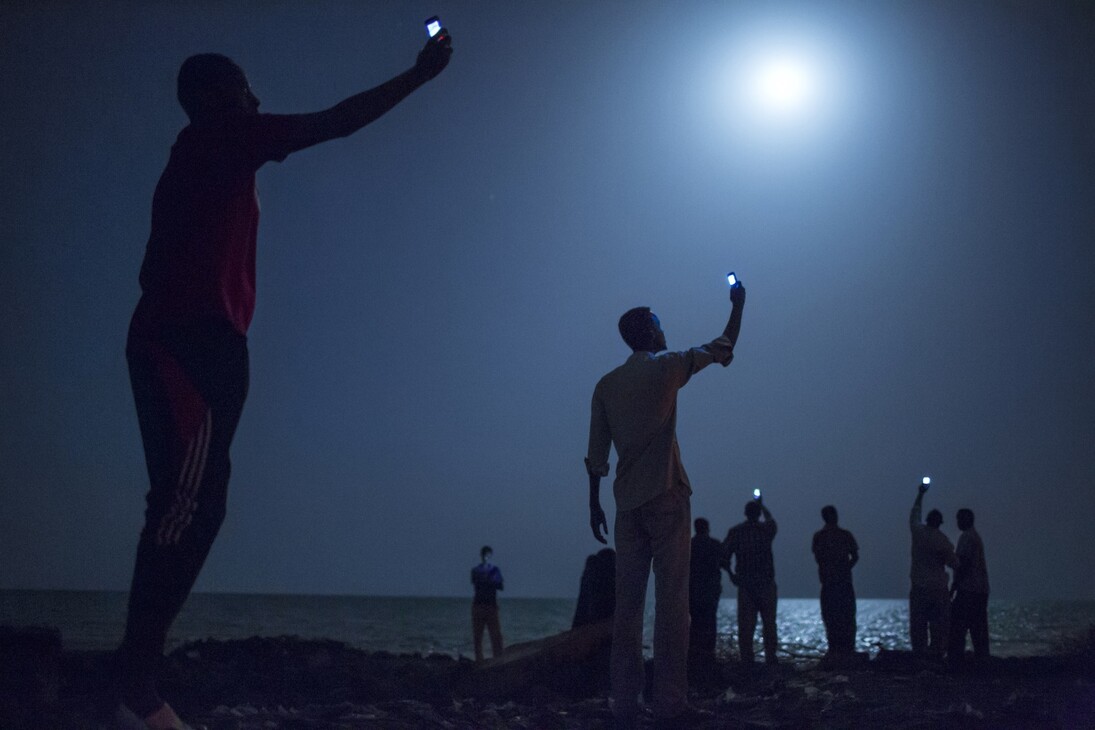 John Stanmeyer/National Geographic
Gibuti, Gibuti
Migranti somali si riversano di notte sulle coste di Gibuti alla ricerca di un segnale gratuito
per il cellulare.
