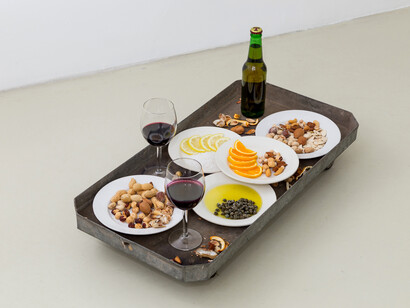 Satoshi Hirose, Aperitivo, 1995, birra, vino, nocciole, arachidi, semi di zucca, arancia, limone, sale, piatti, vetro, var. dim.,
Courtesy Galleria Umberto Di Marino, Napoli, Italy,
foto Danilo Donzelli