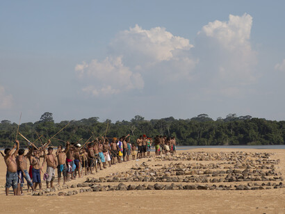 Ativistas do Greenpeace e índios Munduruku usam pedras para formar a frase "Tapajós Livre" nas areias de uma praia às margens do rio de mesmo nome, próximo ao município de Itaituba, no Pará. Foto Greenpeace/Bruno Kelly, 2024

