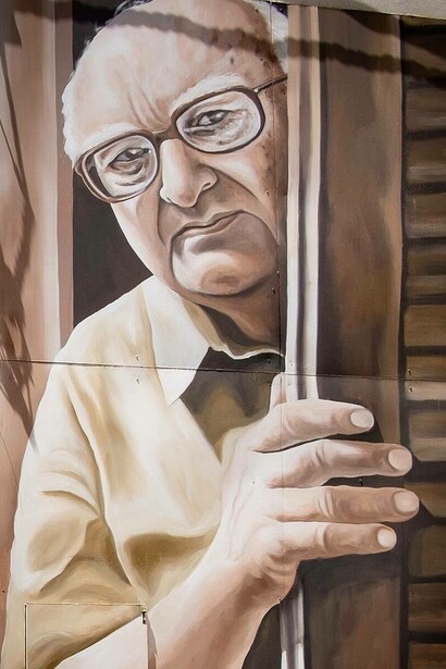 Murale di Andrea Camilleri a Porto Empedocle, Sicilia, Italia