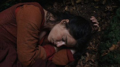 Jessie Buckley è Agnes Hathaway nella scena di apertura del film diretto da Chloé Zhao "Hamnet - Nel nome del figlio"