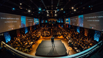 Hombre realiza un discurso en una conferencia