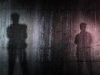 Biodramma, psicologia e teatro. La tecnologia moderna, l’immersione nelle foto personali del protagonista contemporaneo, insieme alla creatività teatrale dei mimi mascherati, consente un percorso conoscitivo nello spazio e nel tempo della propria esperienza di vita