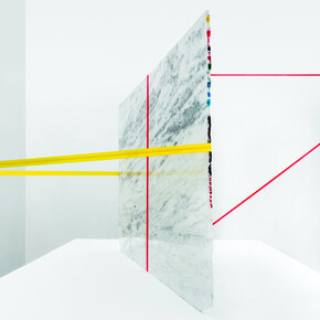 Jose Dávila, „Untitled (Allure)“, 2014
Ausstellungsansicht, State of Rest, OMR, 2014, Allure Marmor, Spanngurte, Ösenschrauben, 177,7 x 301,1 x 550 cm
Jose Dávila & VG Bild-Kunst, Bonn 2019, Foto: Enrique Macías Martínez