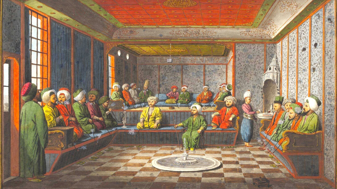 La mayor parte de Grecia perteneció al Imperio otomano desde el siglo XV hasta su declaración de independencia en 1821. Acuarela de una cafetería turca en Estambul, cerca de 1809. La pintura fue encargada por Stratford Canning, diplomático británico que deseaba estudiar las costumbres e instituciones otomanas. Encargó la obra a un artista griego cuya identidad se desconoce, aunque se cree que pertenecía al estudio o círculo de Konstantin Kapidagli. Si bien utiliza una perspectiva europea, las técnicas de acuarela son otomanas.