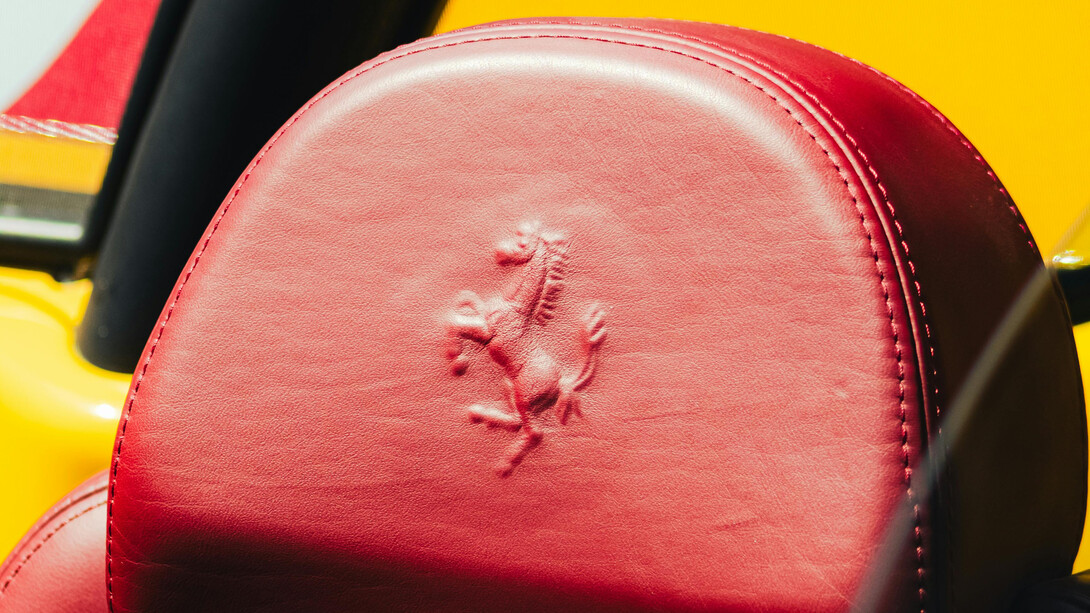 O Ferrari LaFerrari, lançado em 2013, é um supercarro híbrido de alto desempenho, combinando potência, design elegante e tecnologia de ponta