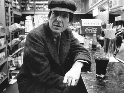 Leonard Cohen bebiendo en un drugstore
