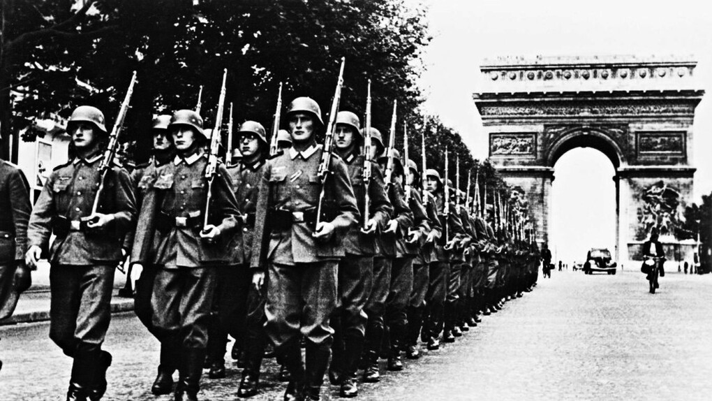 Tropas alemanas marchan por los Campos Elíseos tras la ocupación de Paris por los nazis en junio de 1940