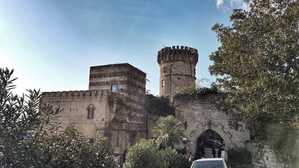 Villa Curcio, realizzata come un piccolo castello medioevale in rovina sovrastato da una torre di tufo con una finta lesione, venne costruita nel 1875 da Lamont Young. Napoli, Italia. Foto di @PalazzidiNapoli