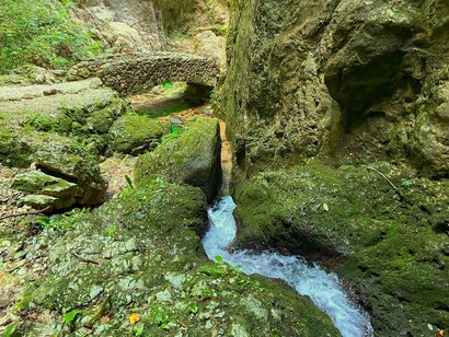Addentrarsi nella meraviglia naturale nella Montagna Spaccata, Italia